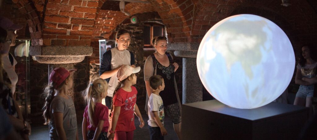 Kraina Wygasłych Wulkanow dla szkol z warsztatami szukanie agatow zamek