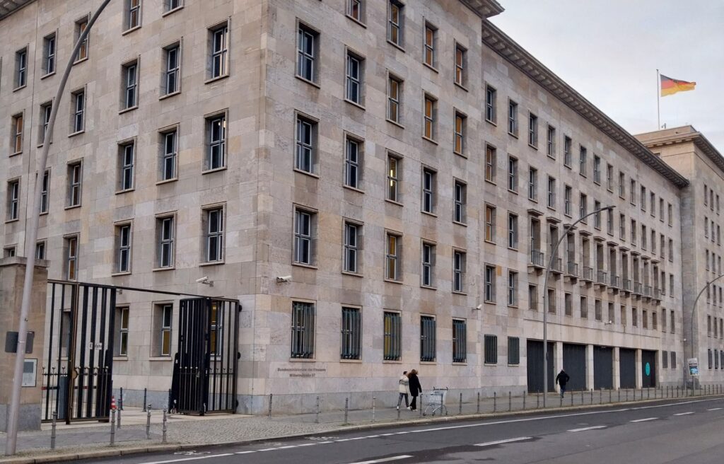 Gmach pełniący dawniej funkcję Ministerstwa Lotnictwa III Rzeszy - Berlin - jednodniowa wycieczka